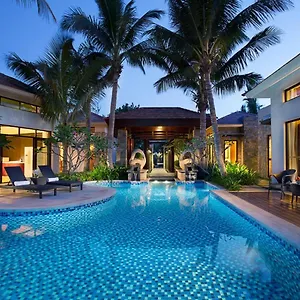Grand Metropark Yalong Bay - Shuttle And Singer Performance 5* Sanya